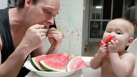宝宝爸爸吃瓜