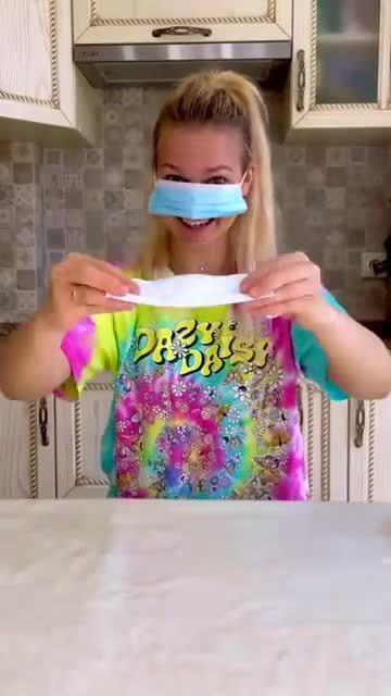 带口罩美女吃瓜,美女戴口罩吃瓜，镜头下的清新日常