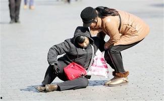 吃瓜君老人摔倒,温情守护暖人心