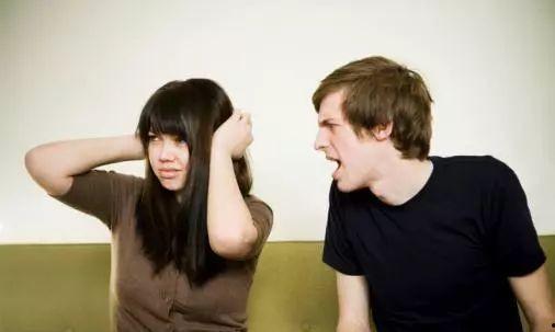 吃瓜情侣吵架突然亲嘴,甜蜜瞬间引发网友热议